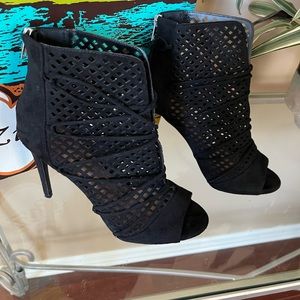 Size 8.5 Zigi Soho Arline Black Peeptoe Bootie